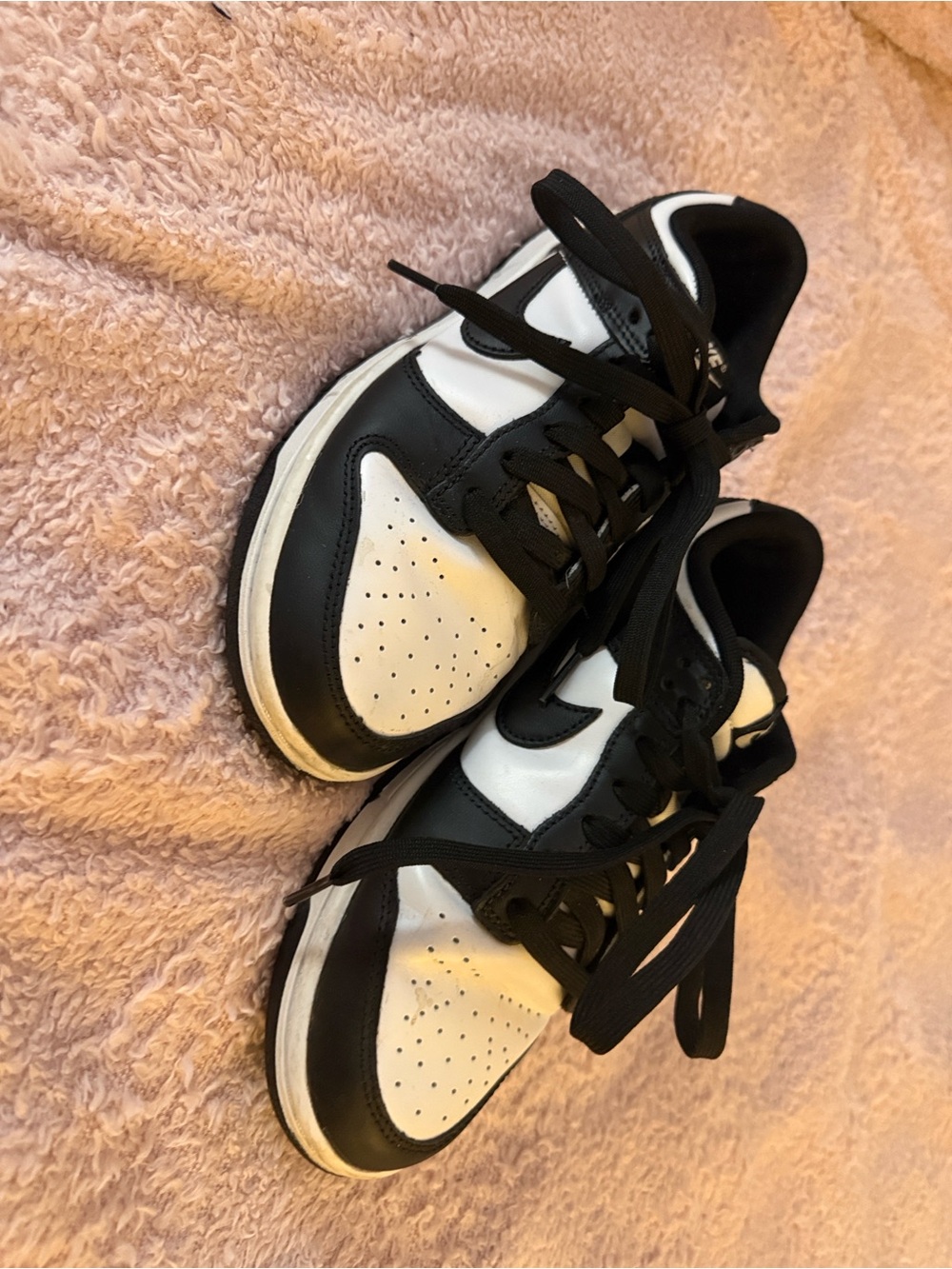 Nike Black and White Low-Top Sneakers 6.5 Size - Picture 3 of 4